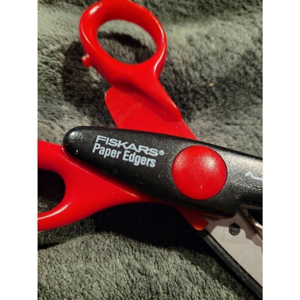 Fiskars Paper Edge Scissors- Heartbeat Paper Edgers - Picture 3 of 4